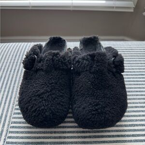 Sz 36 Narrow Black Shearling Slip-On Clogs